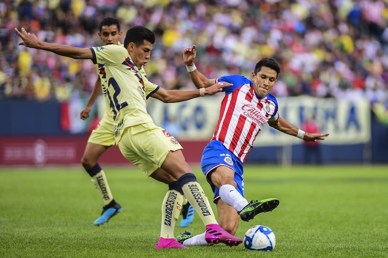 El canterano americanista, José López, pierde el balón ante una oportuna barrida de la defensa de Chivas.
