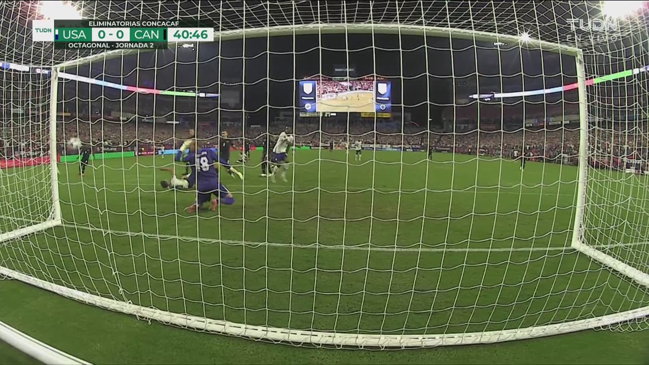 ¡Poste! Christian Pulisic remata y manda el balón al metal