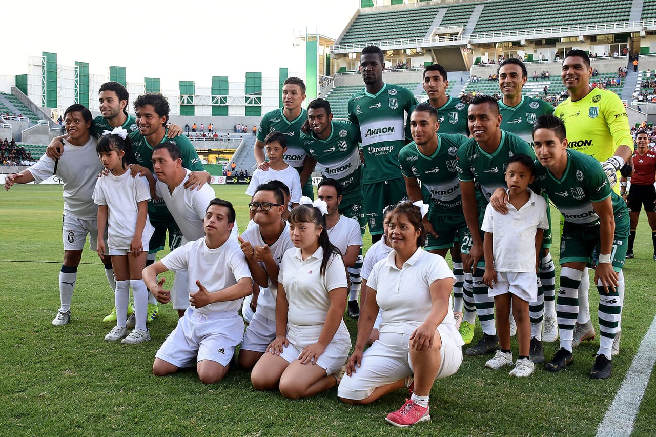 El Atlético Zacatepec, club del Ascenso MX, y su alineación para enfrentar a Chivas, acompañado de los niños en el partido amistoso.