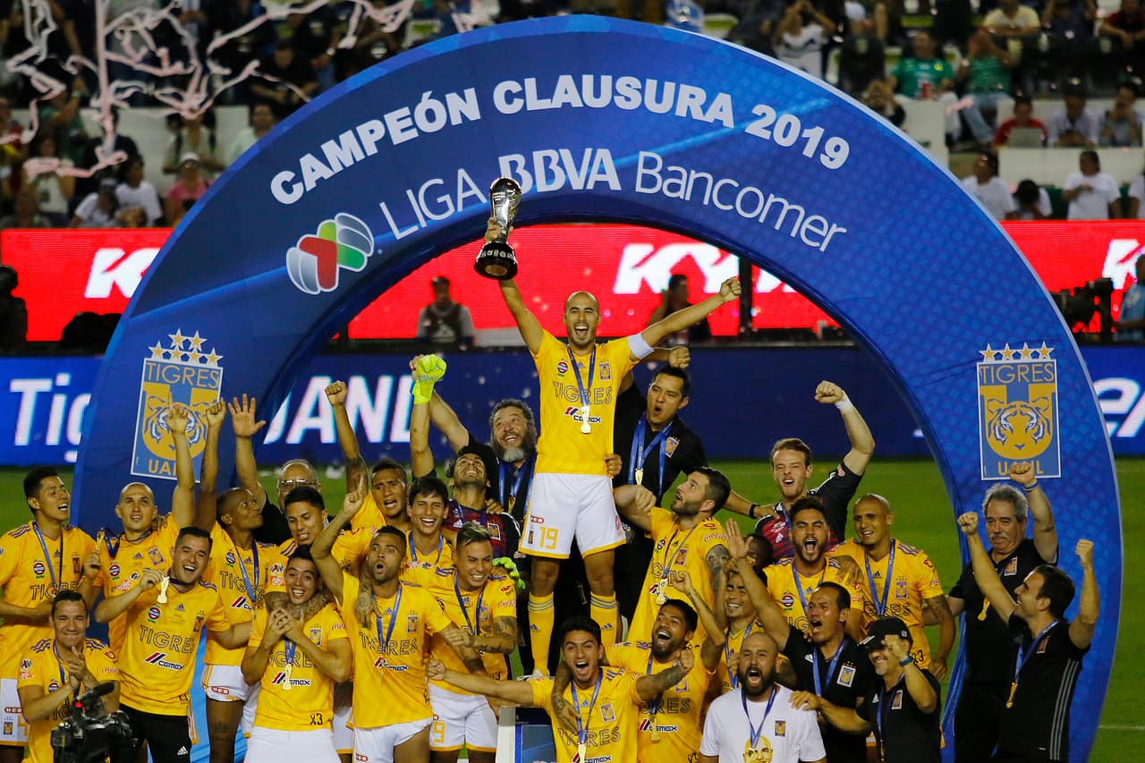 ¡Tigres se proclama Campeón del fútbol mexicano! Los felinos regiomontanos cosecharon su séptimo título de la Liga MX y se cuelan, aunque muchos se sigan negando a aceptarlo, entre los grandes del balompié azteca. Luego de superar en una Final de un solo gol a los Esmeraldas del León, así se dieron los festejos de los Tigres en patio ajeno, imágenes para el recuerdo y que hay que darse un tiempo para echarles un ojo, sobre todo la fiel afición de los felinos regios.