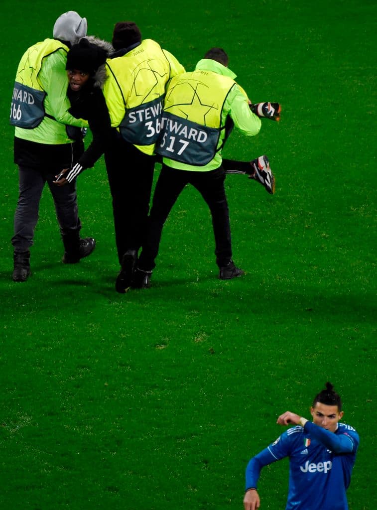 Su intención era tomarse la foto del recuerdo con el goleador portugués pero él se negó, pues necesitaba ese tiempo para buscar el empate.