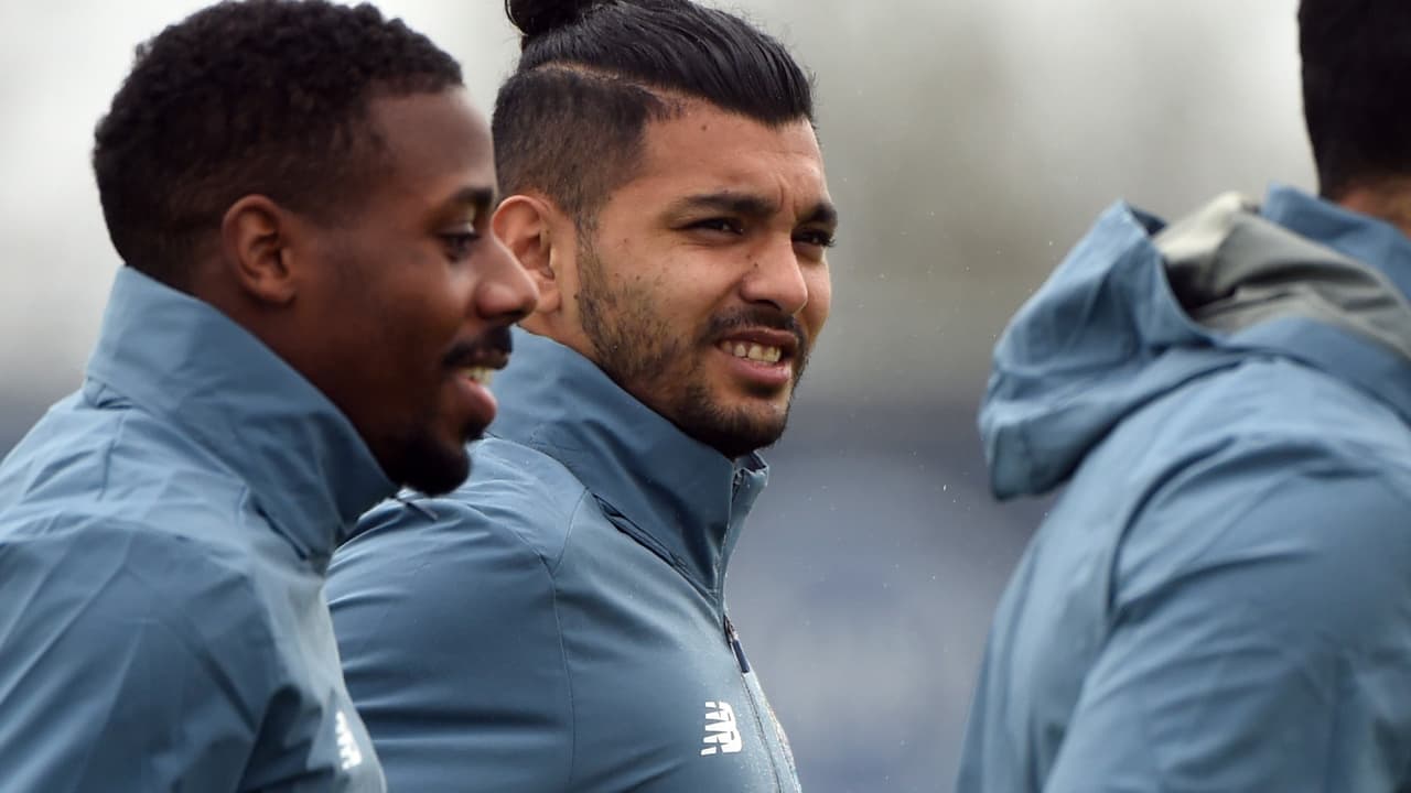 Sevilla da bienvenida ‘prohibida’ a Tecatito y desata polémica