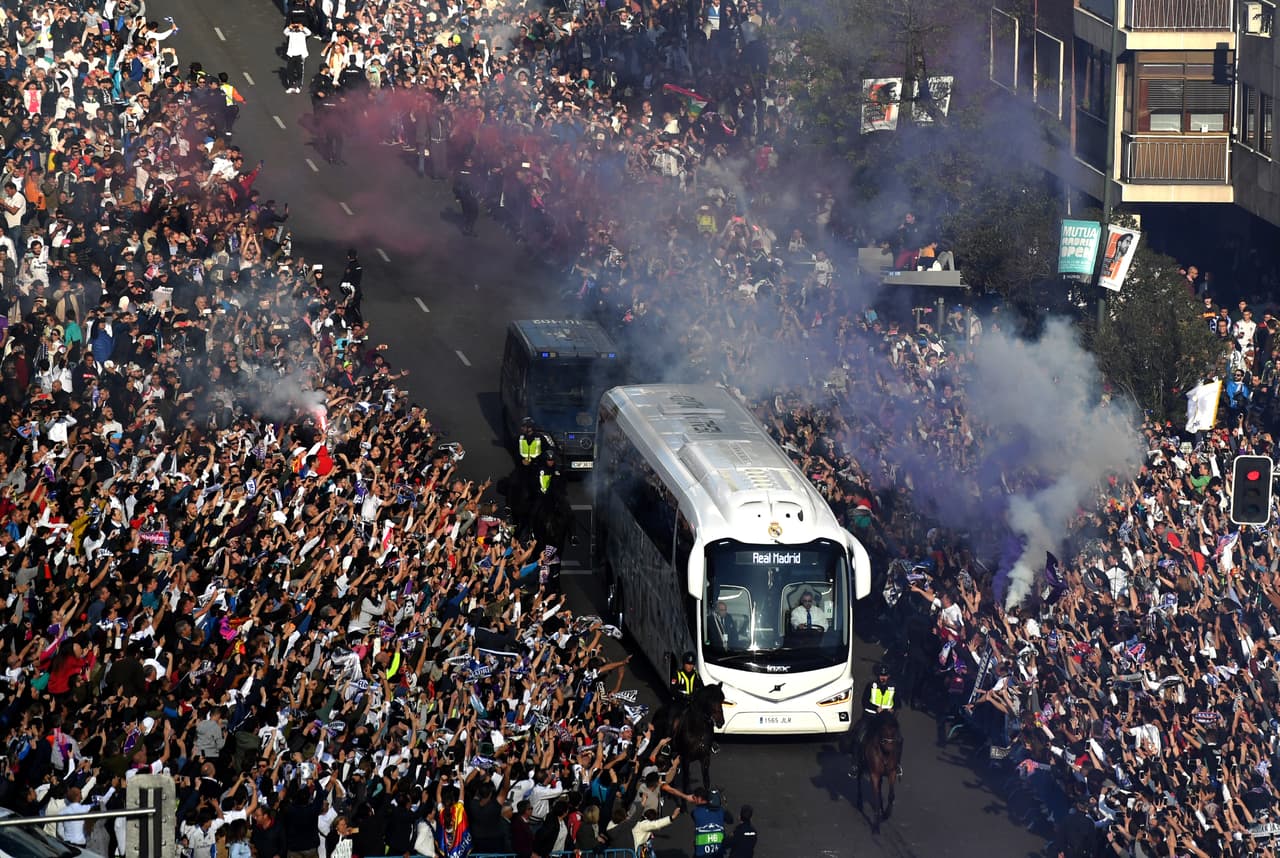 Los fanáticos de Real Madrid inundaron las calles en el camino del equipo al estadio Santiago Bernabéu previo al partido contra Bayern Municha en la vuelta de semifinales de la Champions League.
