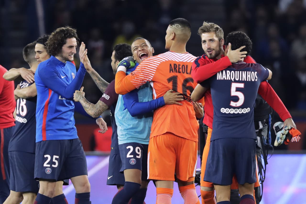Los jugadores de PSG vivieron una gran fiesta luego de volver a ser campeones de la Liga de Francia tras goleada 7-1 contra Mónaco, su gran rival y anterior ganador. Así se celebra con todo.