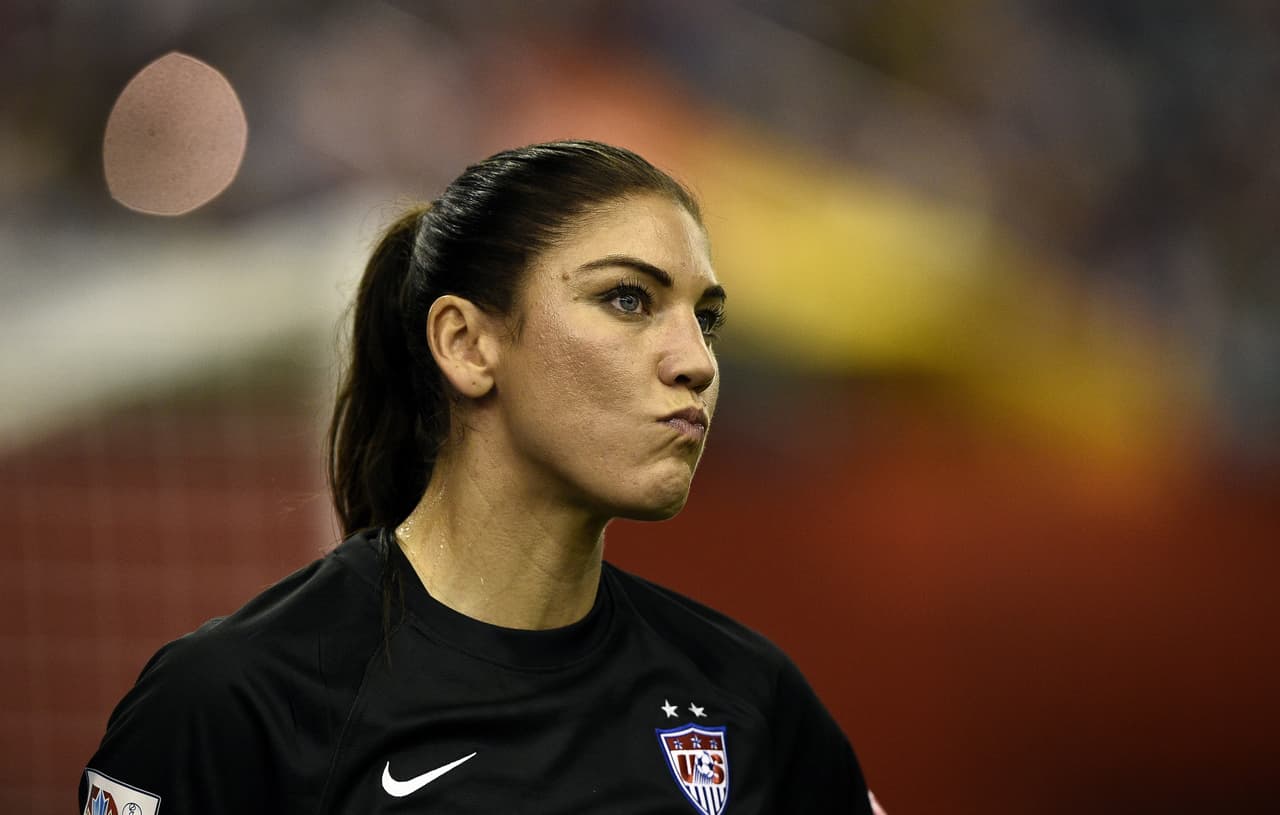 La veterana guardameta de 33 años, Hope Solo, cautiva a los aficionados por su belleza y por sus actuaciones cuidando el arco estadounidense.