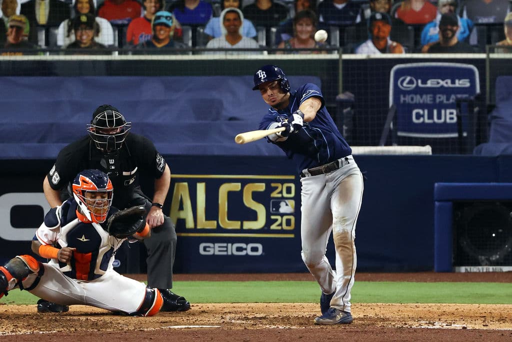 Los de Los Angeles tundieron 15-3 a los de Atlanta y ganan su primer juego de la serie; Houston derrotó a los Rays 4-3 y dejan la serie 3-1.