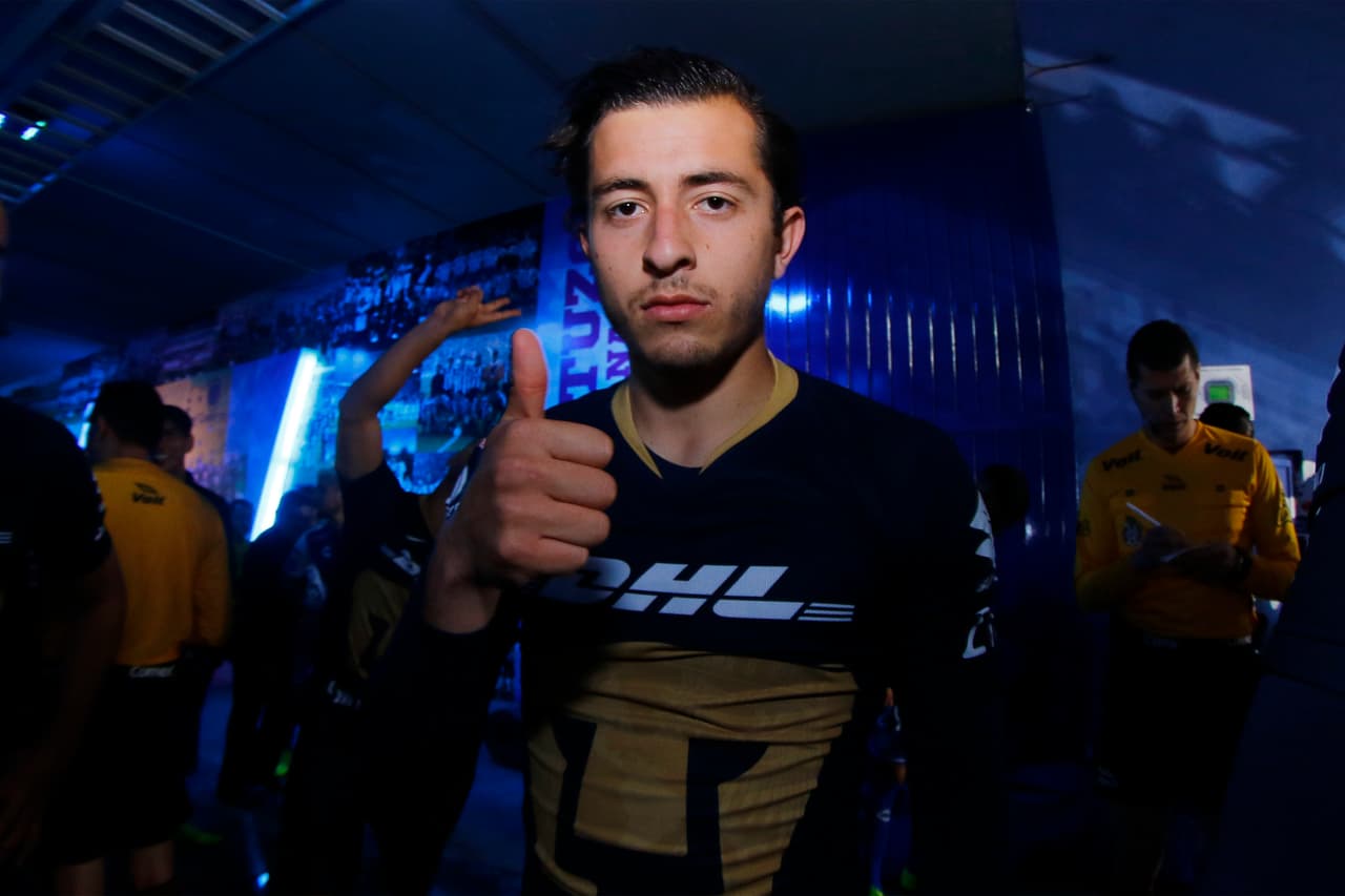 La gente de Pumas contagió de su color el interior del Estadio Hidalgo.