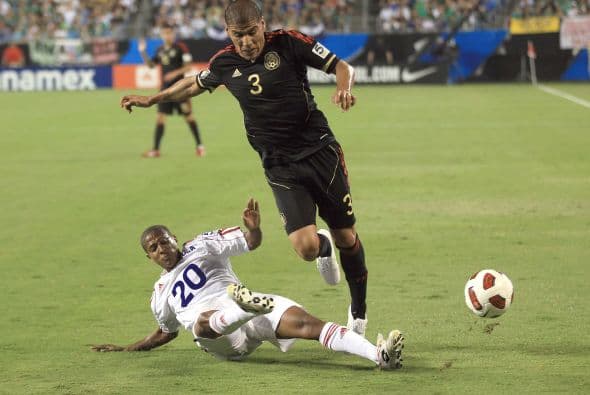 Carlos Salcido trató de participar con insistencia al ataque, pero nunca dejó de estar atento en defensa, estuvo cerca de los ataques cubanos.