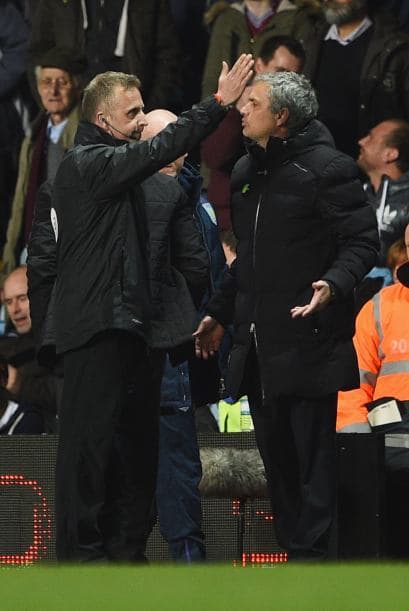 Sin más explicaciones, el cuarto árbitro ordenó a Mourinho a cumplir el castigo. De nada valieron los secretos antes de iniciarse el partido.