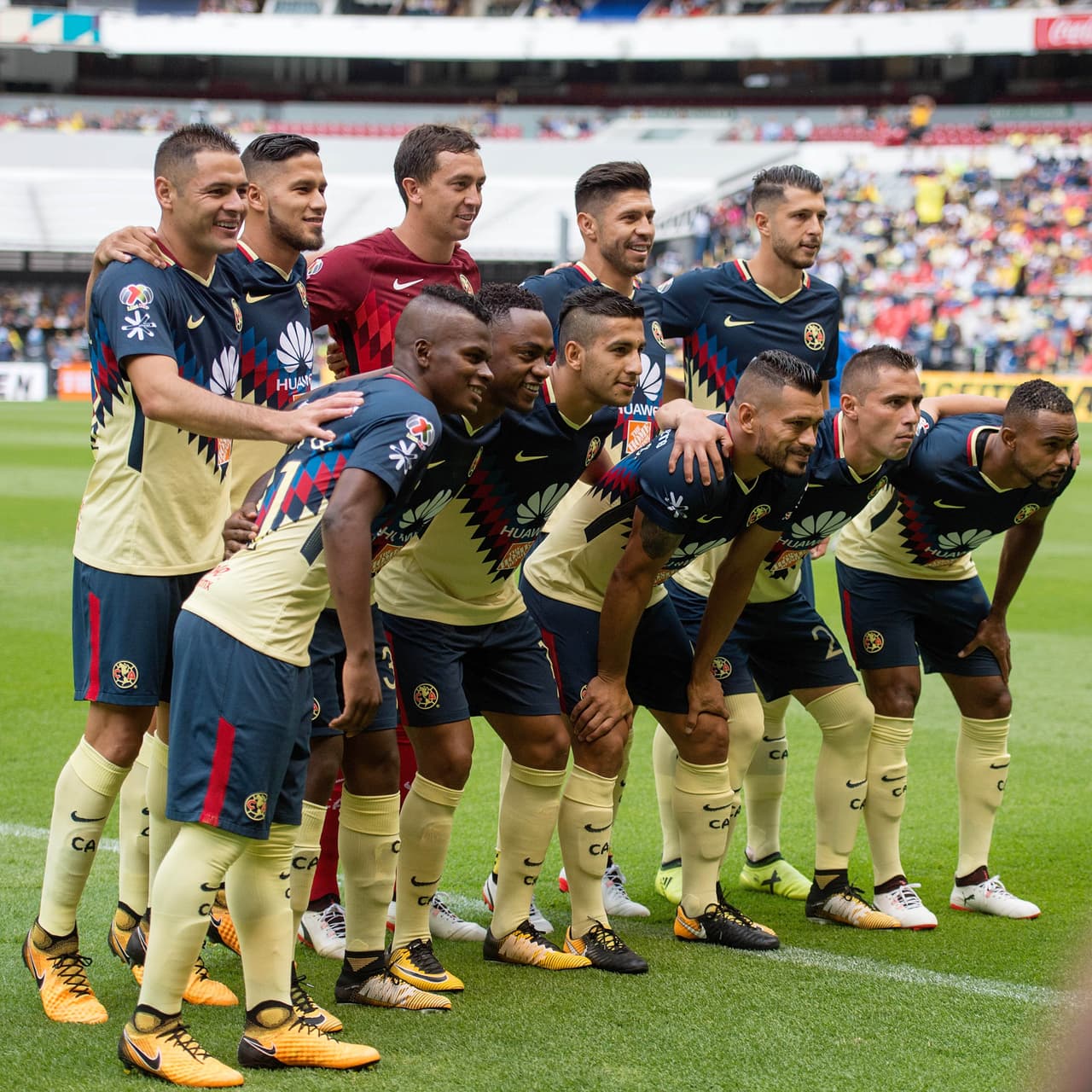 Este fue el once que utlizó el América: Marchesín; Samudio, Aguilar, Valdez, Paul; Rodríguez, Da Silva, Ibarra,Domínguez; Quintero, Peralta.