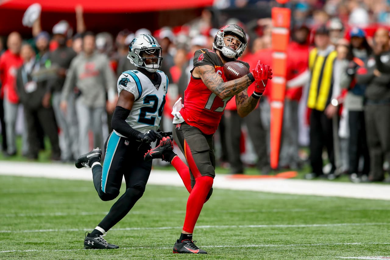 Mike Evans no puede complear el pase, mientras que James Bradberry de Carolina Panthers defiende el ovoide.