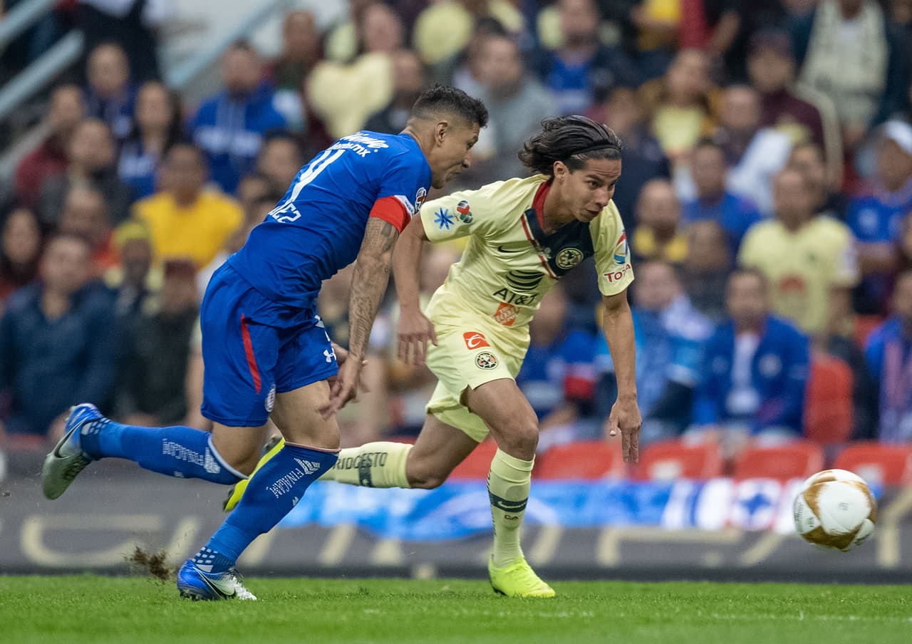 América tuvo una reacción tras la embestida de Cruz Azul con la posesión del balón y transiciones rápidas, aunque sin generar mucho peligro.