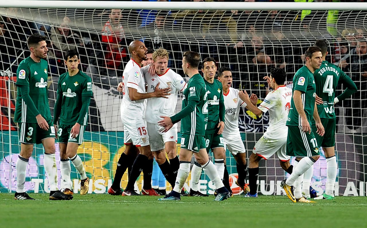 Antes de que terminara el primer tiempo, el Sevilla volvió a igualar pero esta vez con Simon Kjaer en el minuto 40.