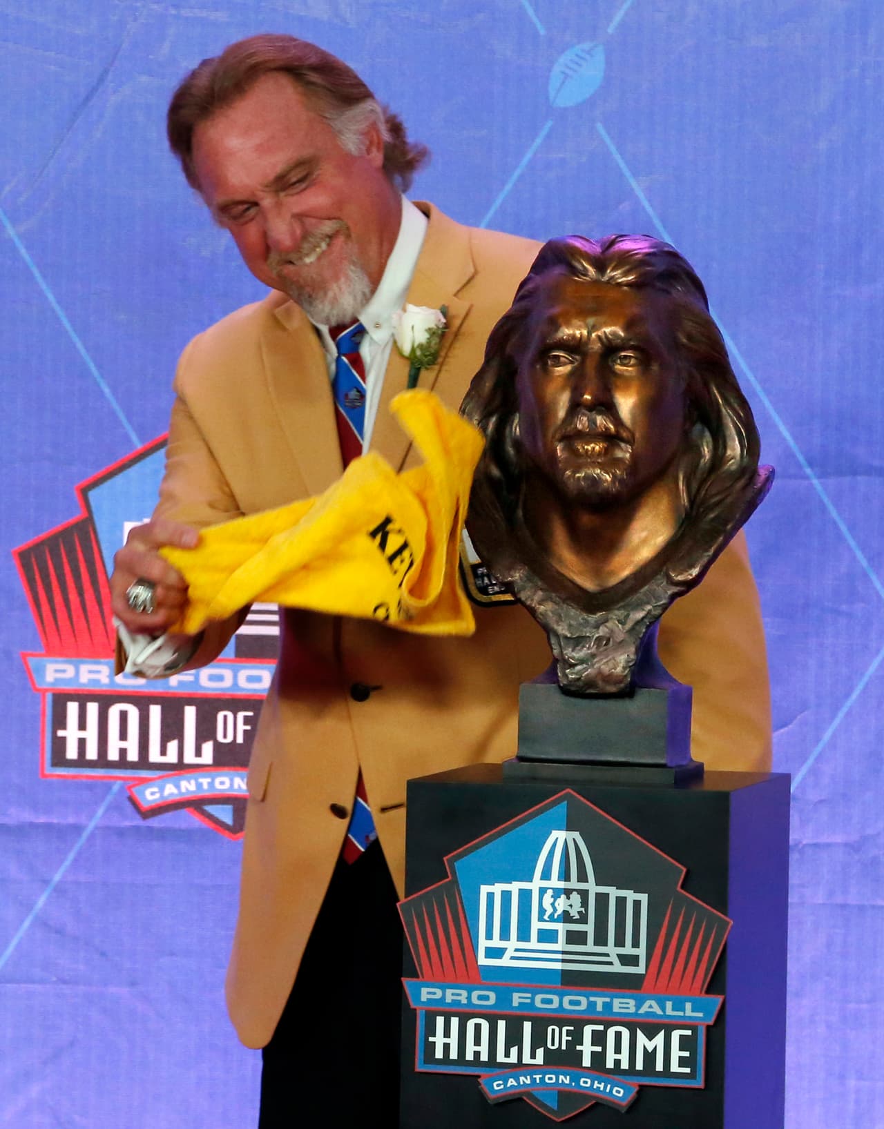 Greene fue nombrado tres veces jugador All-Pro; en el campo, terminó con 773 tackleadas y 160 capturas de quarterback, este último récord de la NFL para un apoyador.