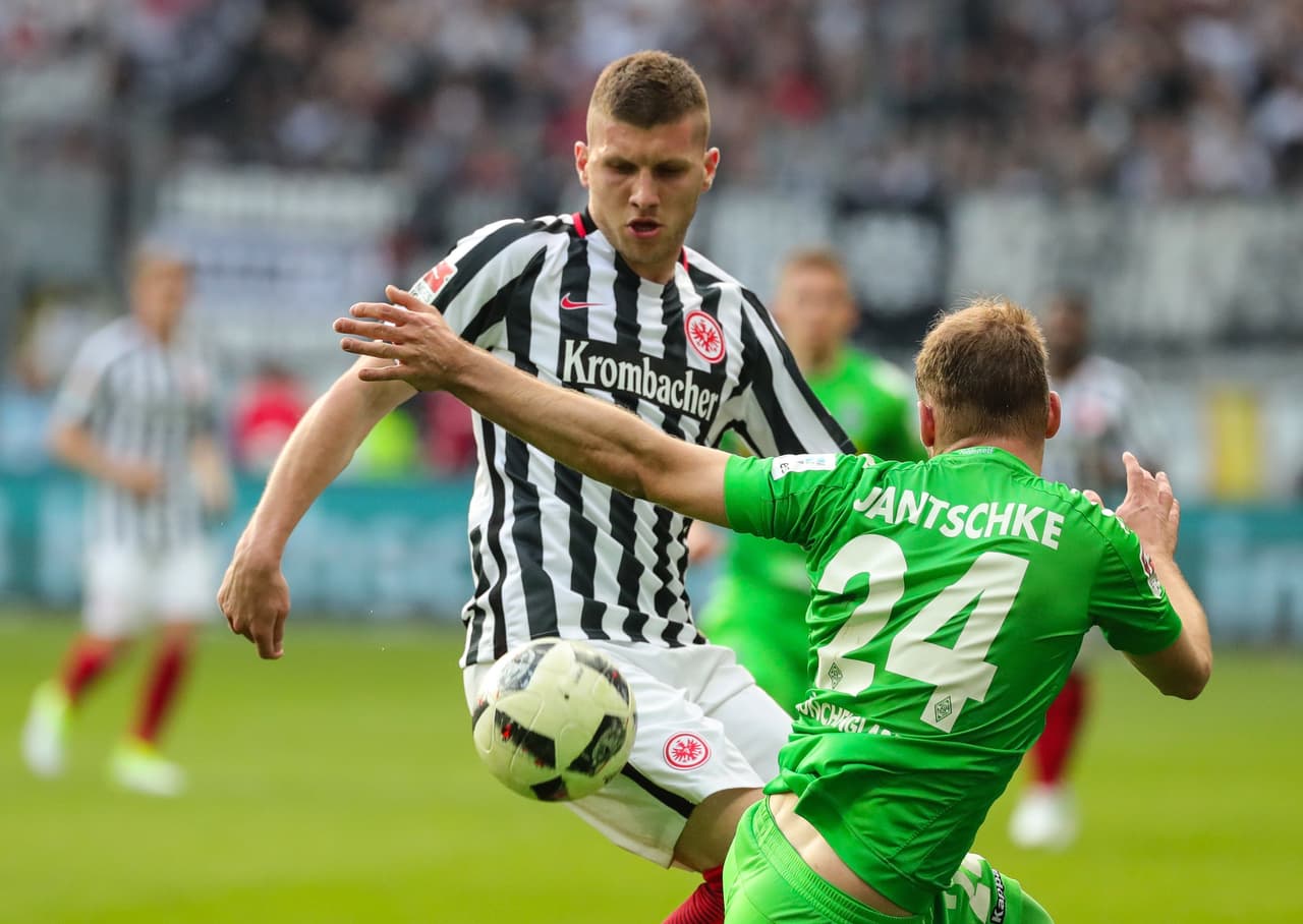 Ante Rebic (Frankfurt) fue titular en el equipo de Kovac para la parte ofensiva, como delantero. Acá en un duelo por la pelota con Jantschke (Borussia).