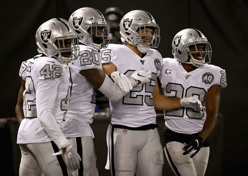 Los Ángeles Chargers 24-26 Oakland Raiders. Philip Rivers no pudo con la presión de Oakland, lo interceptaron tres veces.