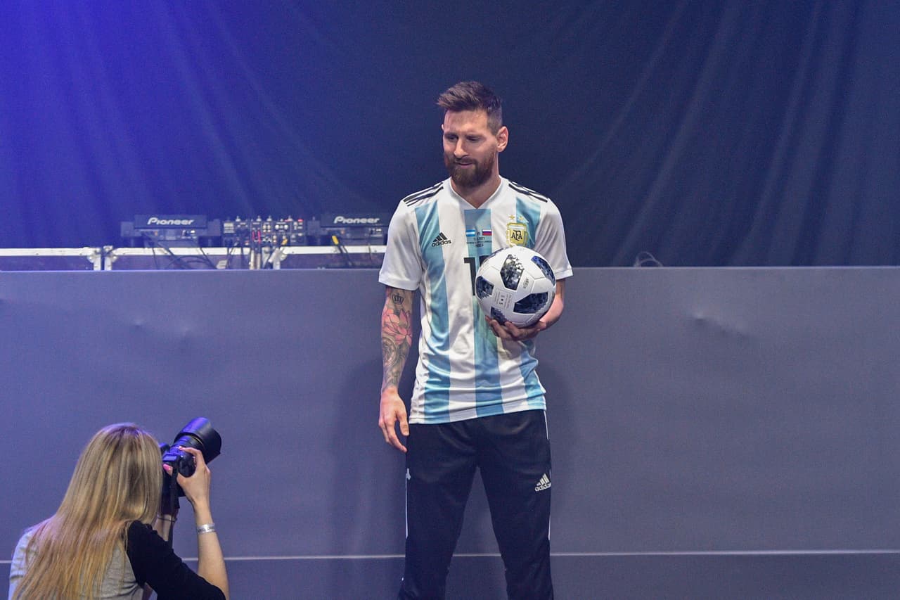 Junto a él, en su mano izquierda, la Telstar 18, un balón que como toda la línea de Adidas para esta Copa del Mundo, tien una onda retro.