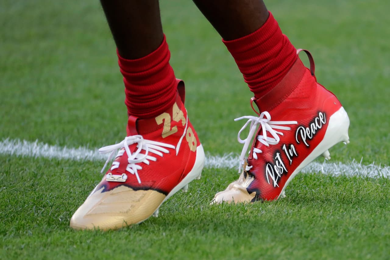 El receptor de los San Francisco 49ers, Emmanuel Sanders, con un modelo de zapatos único en memoria a Kobe Bryant.