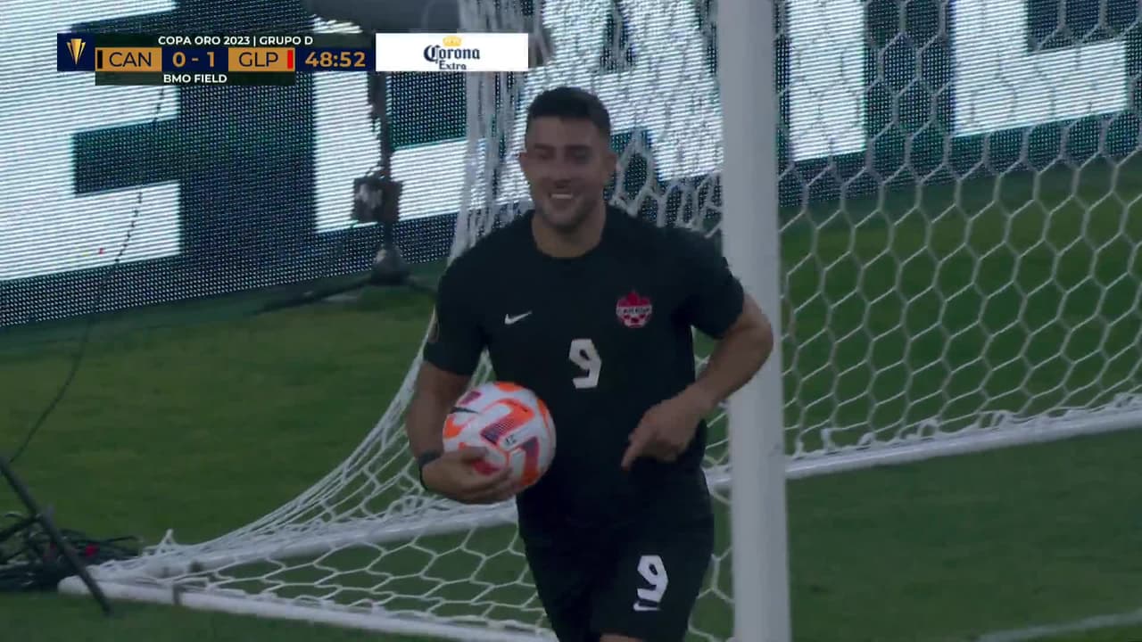 ¡GOL!  anota para Canadá. Lucas Cavallini