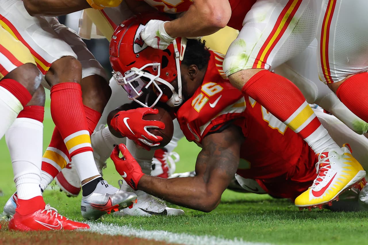 Damien Williams #26 de Kansas City Chiefs estuvo cerca de anotar pero se quedó a una yarda de ingresar a las diagonales.