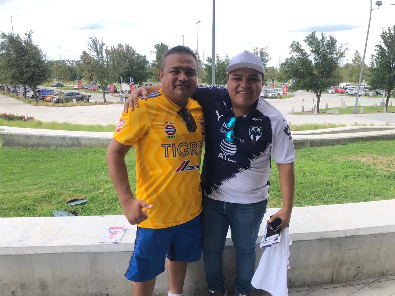 Comienza a anochecer en la sultana del norte y la gente empieza a llegar al gigante de acero.