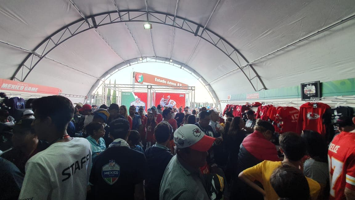 Aficionados aprovechan para comprar productos en la NFL Shop.