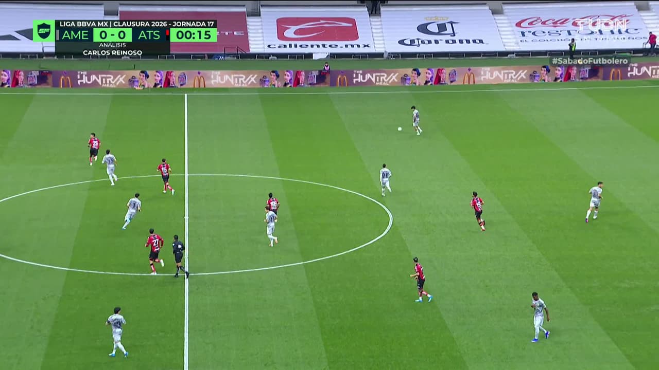 Arranca el partido y la pelota está en juego.