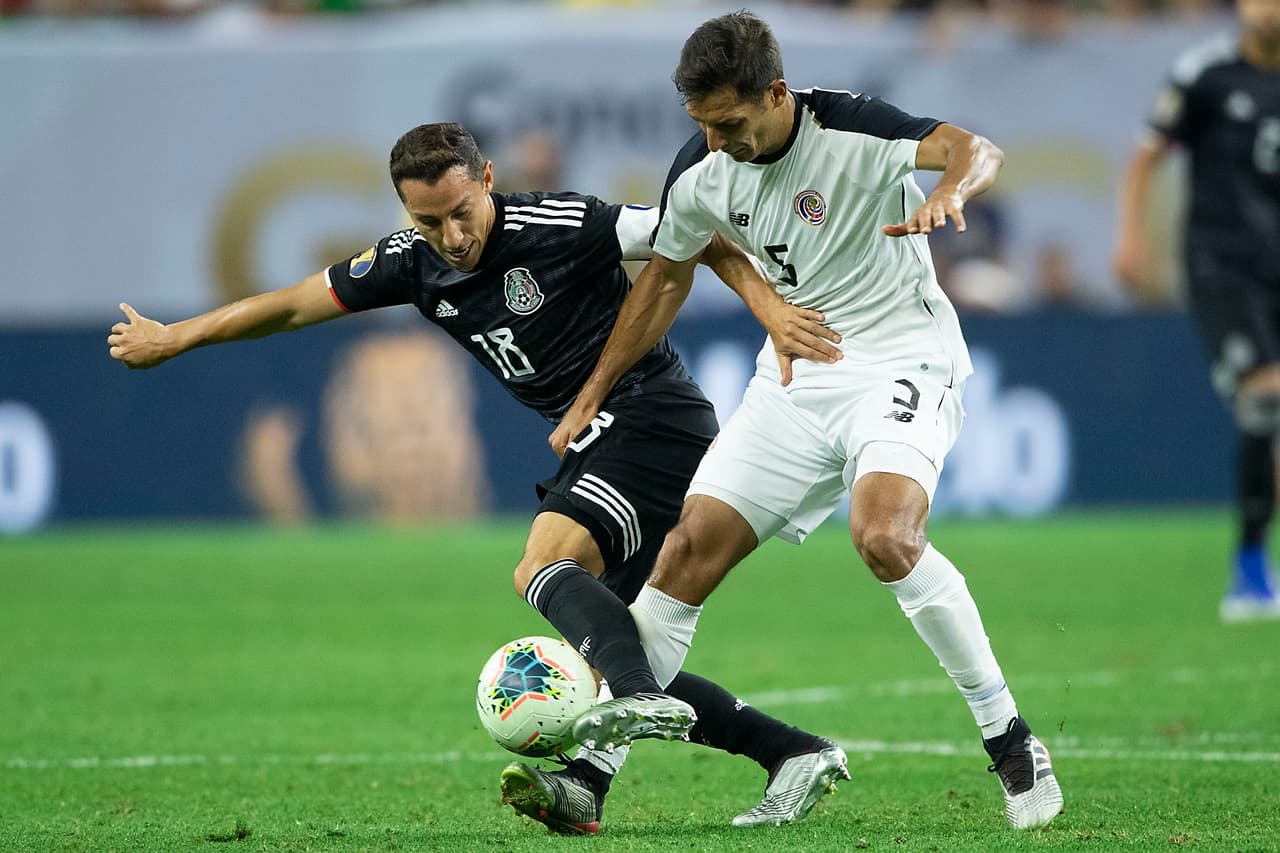 El capitán Andrés Guardado (izquierda) luchó durante el partido hasta el minuto 83 en el que fue sustituido por problemas físicos.