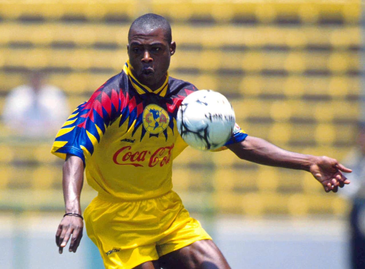 El zambiano Kalusha Bwalya (actual presidente de la Federación de fútbol de su país) hizo parte de la delantera del América entre 1994 y 1997. Pasó por otros clubes mexicanos como Necaxa, León y Veracruz.