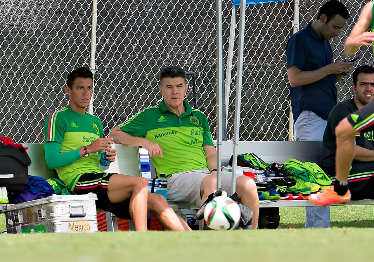 Moreno causó baja definitiva del combinado que jugará la Copa Oro por ésta operación, el problema de Herrera es que con su salida necesita buscar al compañero ideal para el ‘Maza’, alguien que le dé seguridad y pueda cubrir en campo abierto.