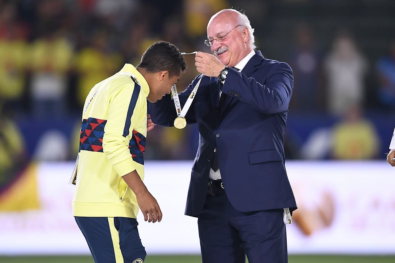 Así fueron los festejos del América luego de su angustiosa pero merecida victoria en penaltis para definir al Campeón de Campeones de la Liga MX ante Tigres en Carson, California. Agustín Marchesín fue el héroe americanista al atajar varios penaltis y anotar el de la victoria para el equipo de Miguel Herrera. Vaya manera de celebrar por parte de los jugadores azulcremas.