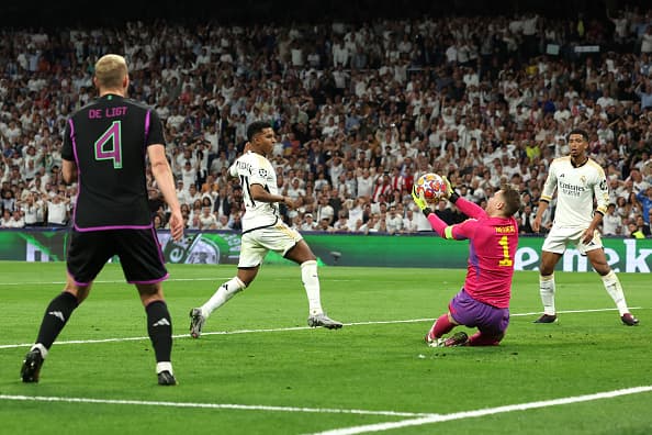 Manuel Neuer ataja un contrarremate de Rodrygo, Semifinal de vuelta Real Madrid vs. Bayern Múnich.