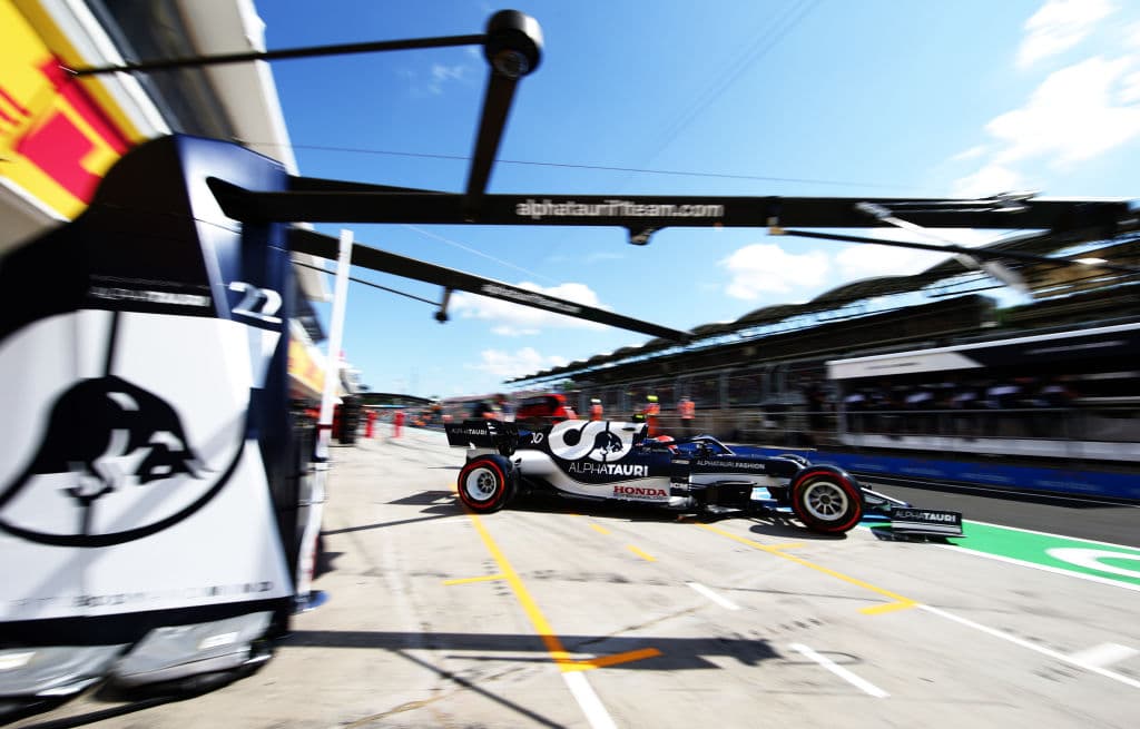 Las clasificaciones tuvieron un toque polémico pues el británico realizó un movimiento inesperado al salir a una velocidad muy baja de los pits, obstaculizando a Max Verstappen y afectando a Sergio Pérez quien debido a esto no pudo terminar su última vuelta en la Q3, restando la posibilidad de que terminara en una mejor posición.