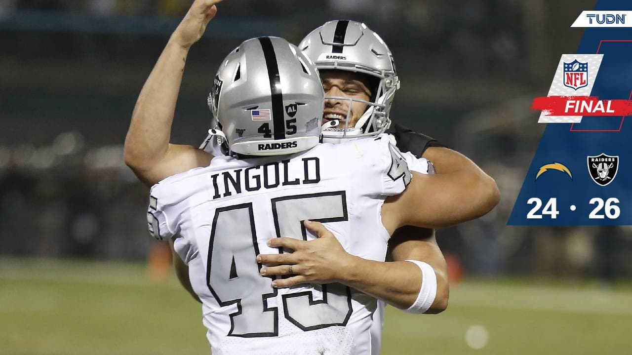 Derek Carr festeja con Ingold.