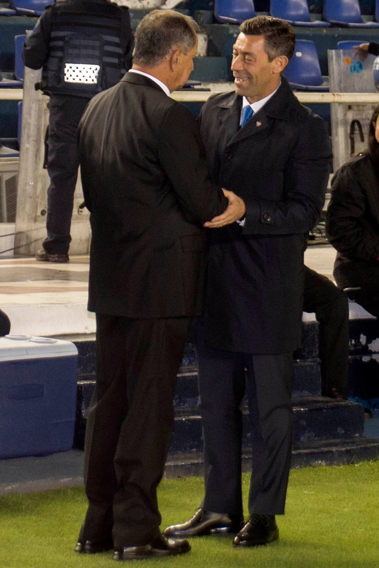 El saludo cordial entre Enrique Meza y Pedro Caixinha, entrenadores del Puebla y Cruz Azul, respectivamente, antes de dar iniciado el juego.