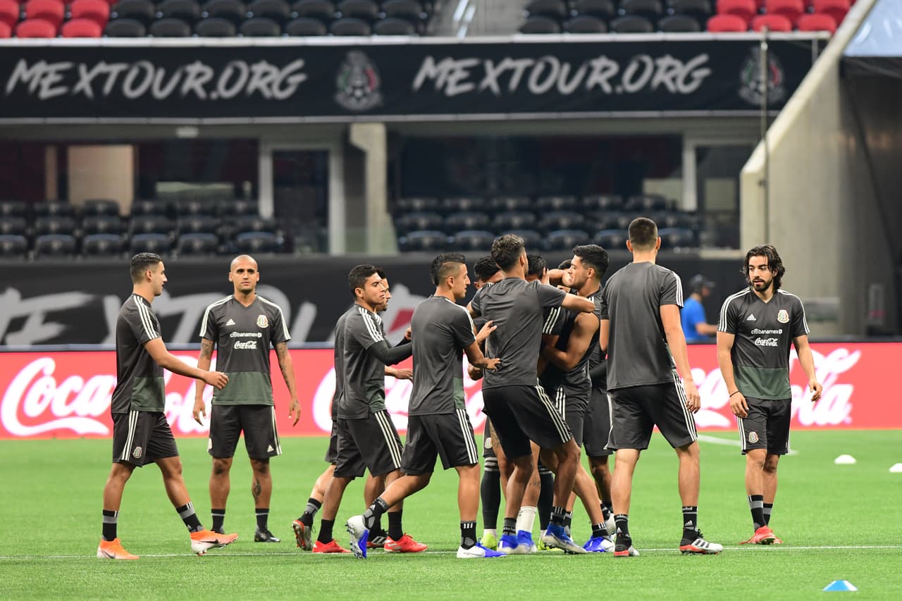 La Selección Mexicana de Fútbol se 'mojó los pies' en la fastuosa casa de los Atlanta Falcons y del Atlanta United, el Mercedes-Benz Stadium, donde jugará este miércoles ante su similar de Venezuela, un partido que sirve a ambos escuadrones de cara a sus compromisos del verano, como la Copa Oro y la Copa América, respectivamente. Así se entrenaron los jugadores del Tri bajo las órdenes de Gerardo 'Tata' Martino en Atlanta esta tarde de martes.