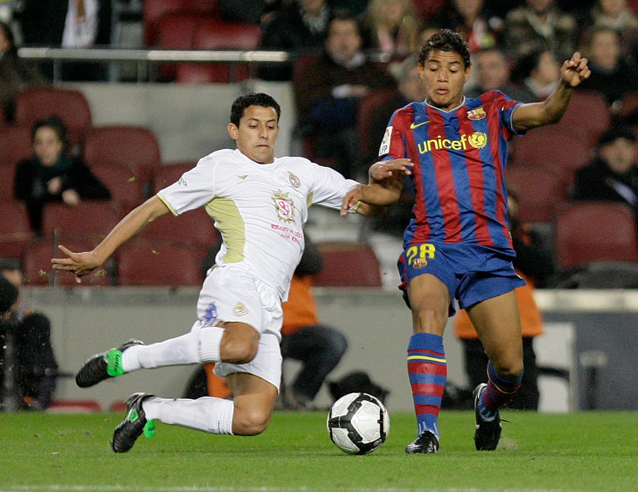 En enero del 2010, Jona subió al primer equipo a manera temporada junto a Víctor Vázquez y Thiago Alcántara, ante las lesiones de Seydu Keita y Yaya Touré. Pep Guardiola confiaba en el mexicano.