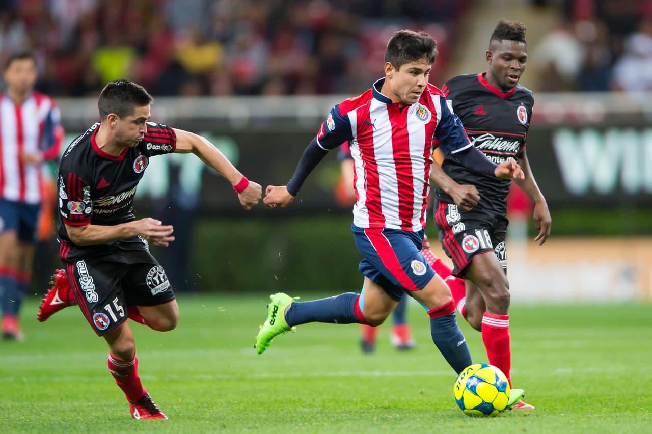 Damián Pérez enseñó todo su colmillo argentino en el duelo de Xolos ante Chivas. Supo manejar los tiempos del partido y repartió leña cuando fue necesario.