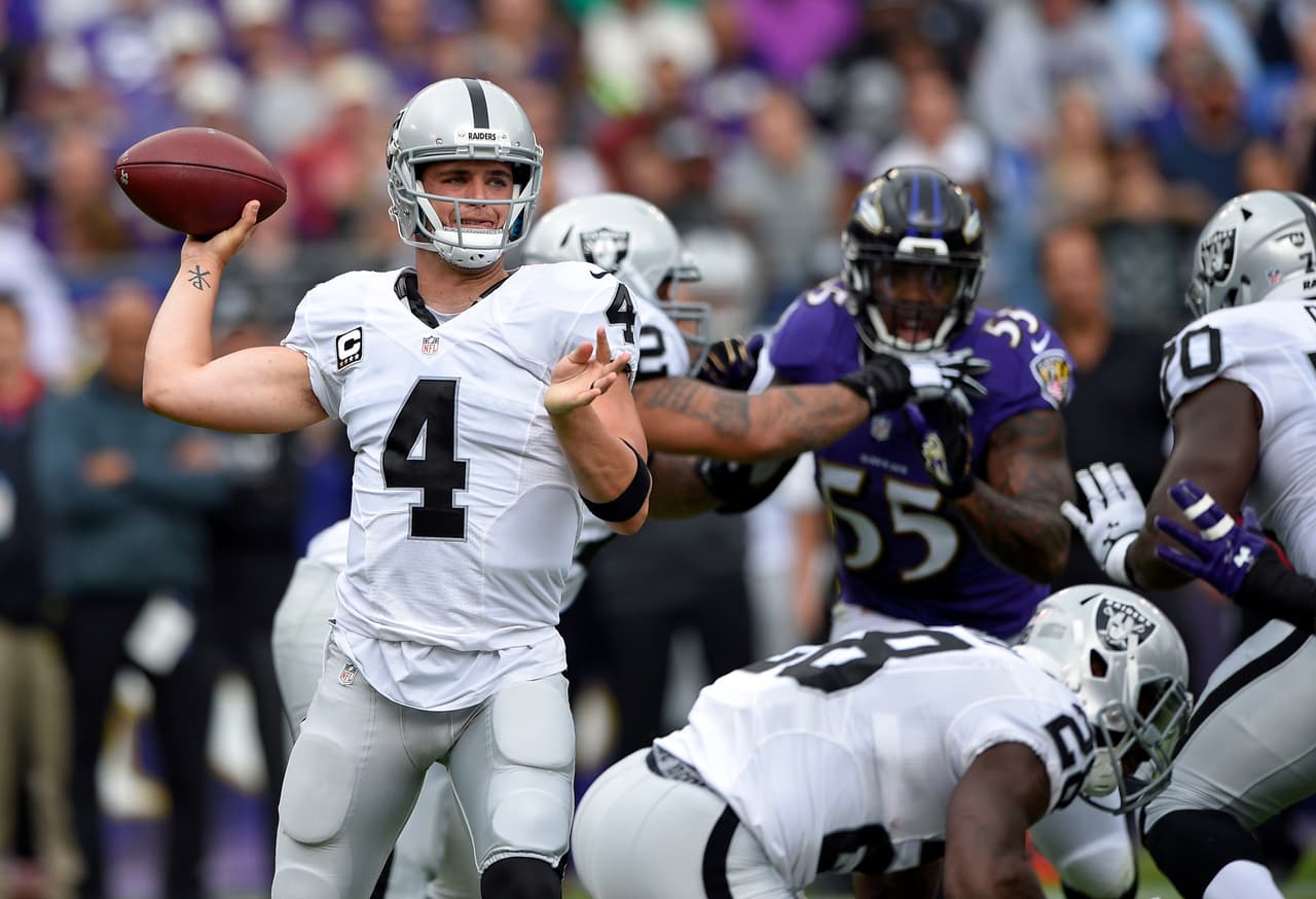 <i>Menciones honoríficas</i>:
<i> </i>
<br>
<b>Derek Carr</b> (QB – Raiders): 25 pases completos de 35 lanzados, 199 yardas y 4 touchdowns.
<br>
<b>Russell Wilson</b> (QB – Seahawks): 23 pases completos de 32 envíos, 309 yardas y 3 touchdowns.
<br>
<b>Robert Alford</b> (CB – Falcons): 3 tacleadas, 3 pases rechazados, 2 intercepciones y 1 touchdown.
<br>
<b>Antonio Brown</b> (WR – Steelers): 4 recepciones para 64 yardas y consiguió dos touchdowns.
<br>
<b>Le’Veon Bell</b> (RB – Steelers): 18 acarreos, 144 yardas además de 5 recepciones para 34 yardas.
<br>
<b>Aqib Talib</b> (CB – Broncos): 3 tacleadas y 2 intercepciones en paliza contra Tampa Bay.
