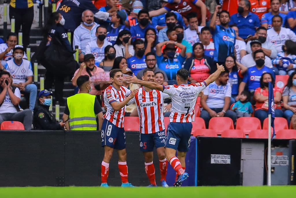 Ricardo Chávez, con un gol sobre el final del primer tiempo, le dio la victoria al Atlético de San Luis por 0-1 sobre el Cruz Azul en el Estadio Azteca.