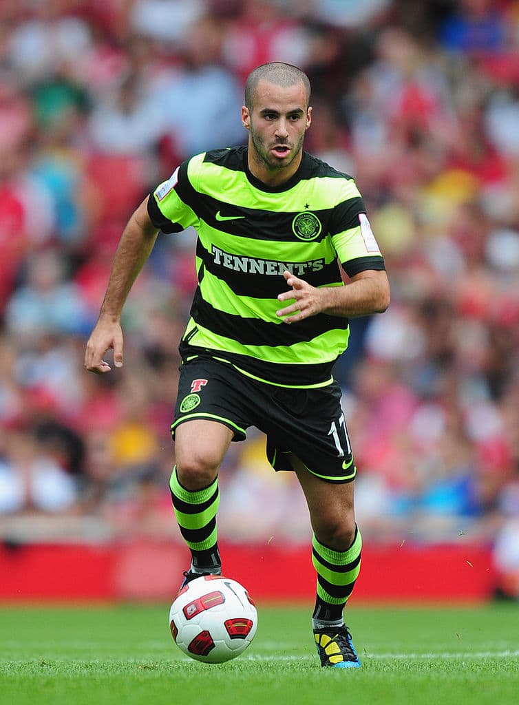 Crosas nació en España en enero de 1988. Su inicios futbolísticos fueron en el FC Barcelona y más tarde jugó en el Olympique de Lyon, en el Celtic de Glasgow y en el Volga Nizhni Novgorod de Rusia.