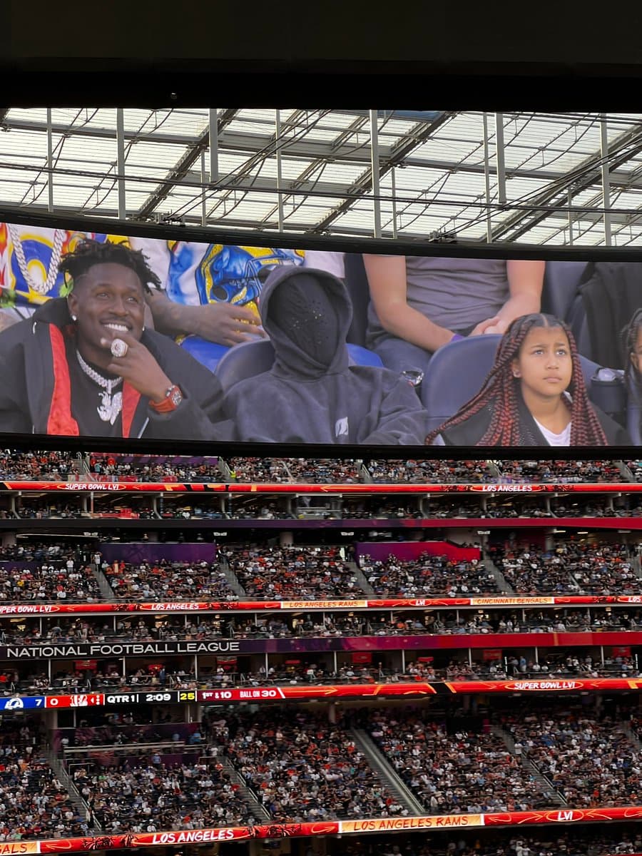 Antonio Brown, presente en el Super Bowl LVI junto a Kanye West