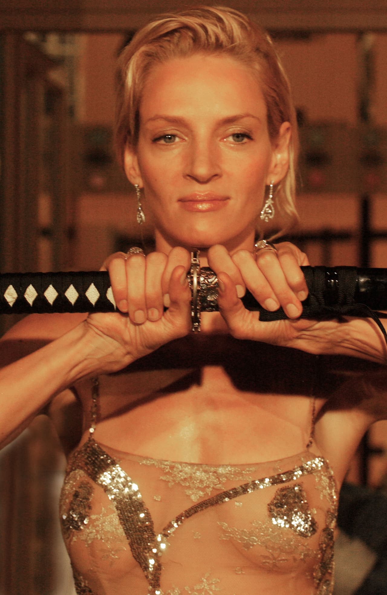 2003 - La actriz principal Uma Thurman tiene un accidente automovilístico que le aplasta las rodillas y la deja con una conmoción cerebral en el set de la película de Quentin Tarantino "Kill Bill".