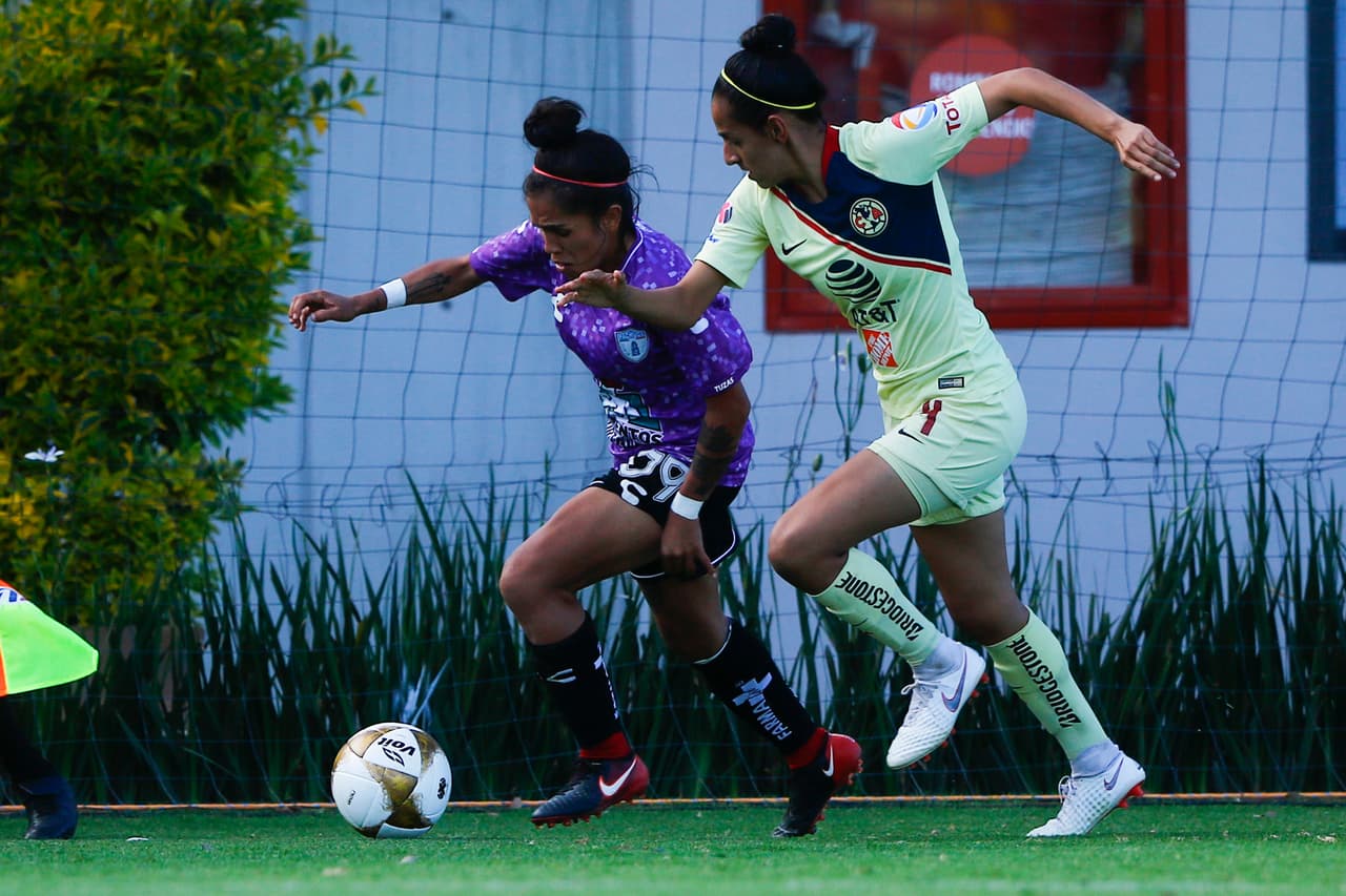 Lizbeth Ángeles del Pachuca (izquierda) y Ana Lozada del América (derecha) en una de varias disputas por el balón en la Semifinal.