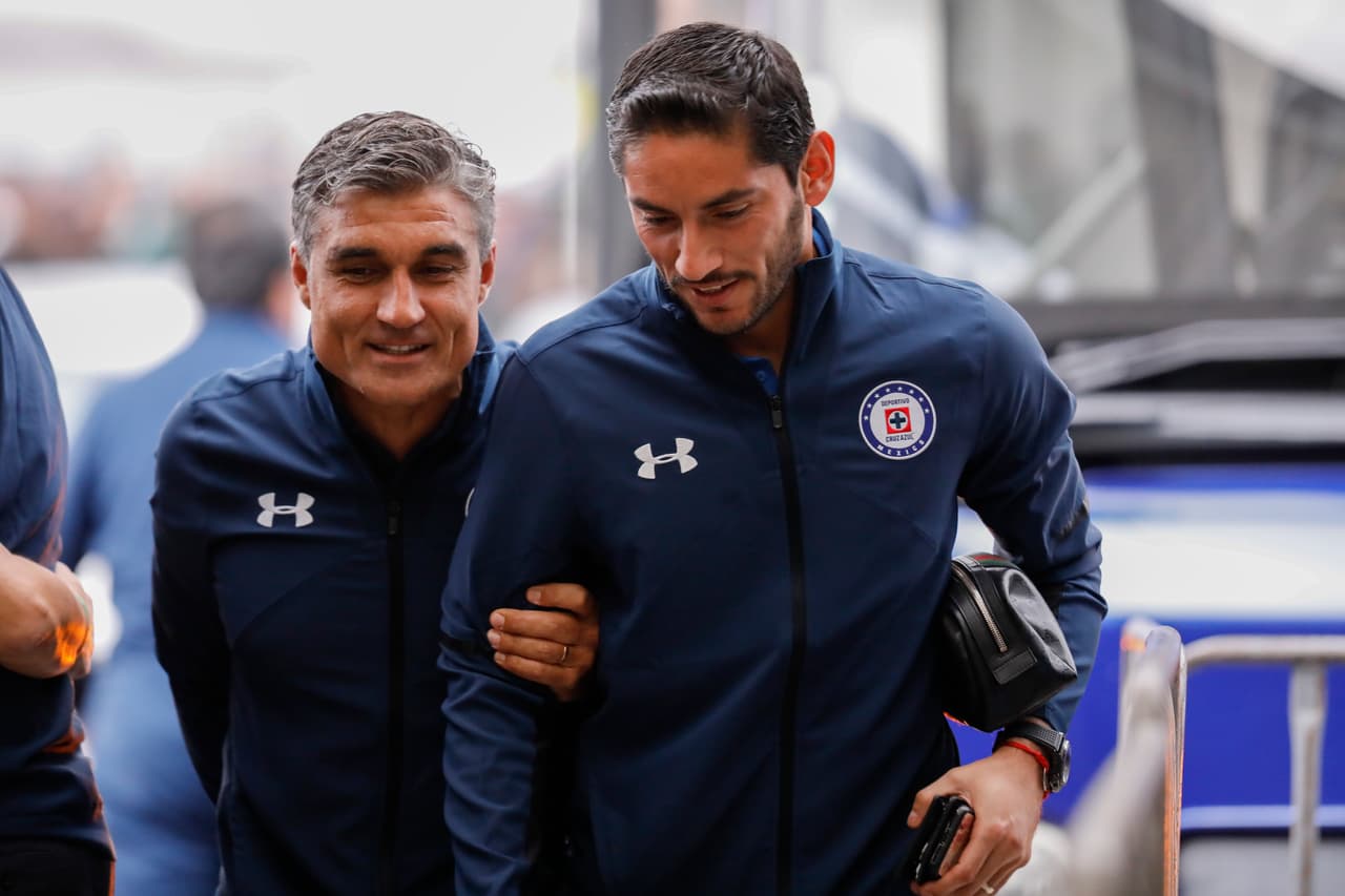 Hélder Elías Domingos, asistente técnico del Cruz Azul, toma de un brazo a José de Jesús Corona, estelar arquero celeste, mientras conversan.