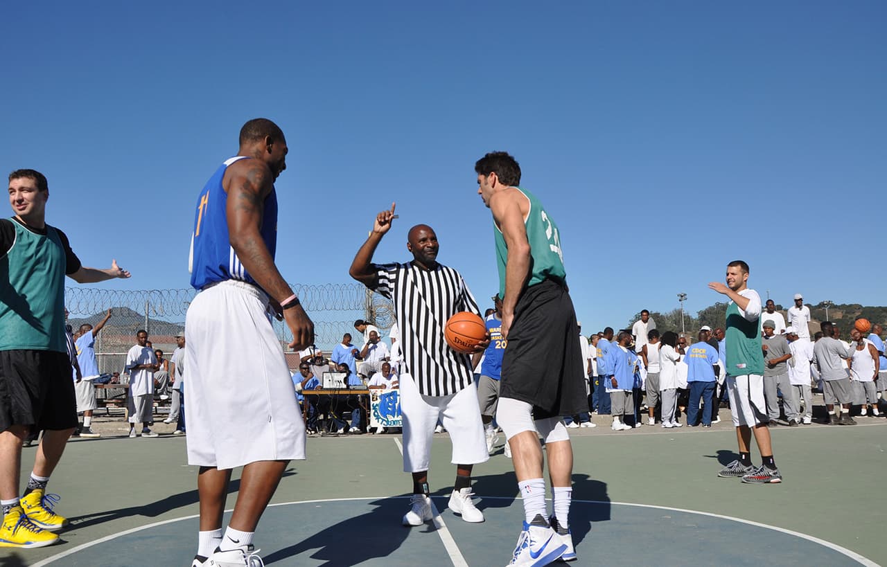 Como ha sido el caso en cada uno de los últimos cinco años, empleados de operaciones y personal de los Warriors jugaron un partido contra una selección de reclusos.