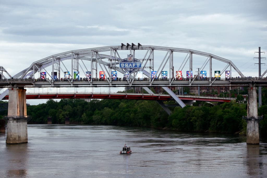 Así se vivieron los momentos previos a la edición 2019 del Draft de la NFL. Imperdibles imágenes de los fanáticos más apasionados del mundo.