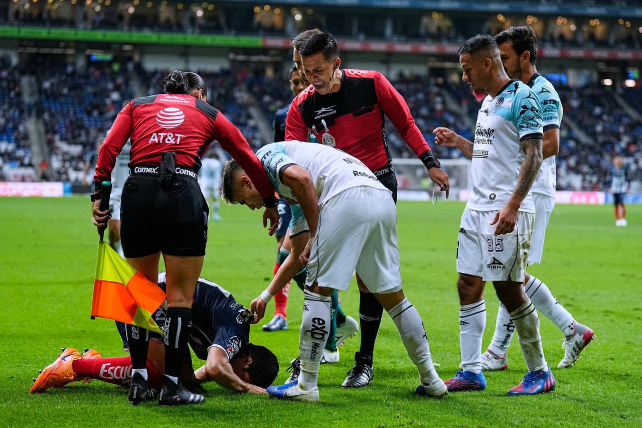 Nicolás Díaz se fue expulsado al 92' por una patada cuando el balón ya no estaba en juego.
