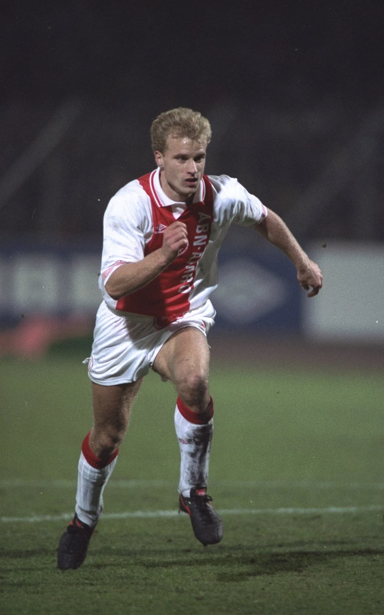 Dennis Bergkamp fue un delantero que con Ajax ganó la Recopa de Europa en 1987 y la Copa de la UEFA en 1992. Salió del club antes del título de Champions League.