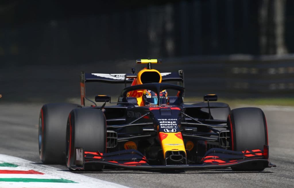 Verstappen, Norris, Ricciardo, Stroll, Albon, Gasly, Kvyat, Ocon, Leclerc, Raikkonen, Magnussen, Grosjean, Vettel, Giovinazzi, Russell y Latifi completan la parrilla de salida.